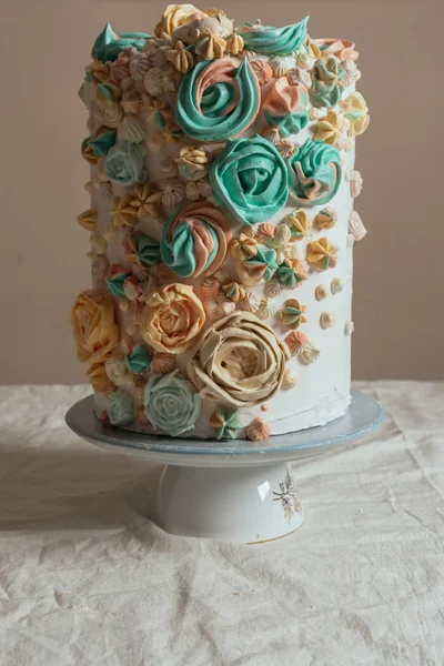 Tårta Dekorerad Med Schweizisk Maräng Form Blommor Pastellfärger — Stockfoto