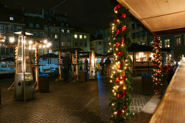 Mercado Europeu Natal Barracão Com Ramos Pinho Guirlanda Luzes Praça — Fotografia de Stock