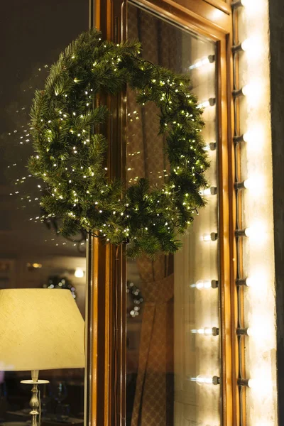 Işıklar, ev girişinde asılı Noel çam çelenk süslenmiş