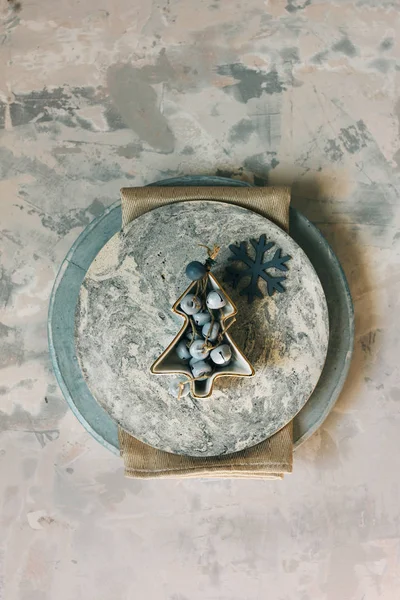 圣诞桌套 由手工装饰的碗和 Jinglebells 的混凝土板 浅蓝色质朴的背景 — 图库照片