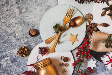 Ayarlama, süs eşyaları ve doğal çilek, komik Noel masa mavi masaya tatil tablo