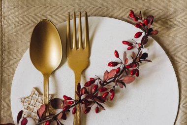Beton, altın kaşık ve çatal ile tatil altın yer ayarı, beyaz tabak. Noel veya tanksgiving akşam yemeği. Yukarıdan