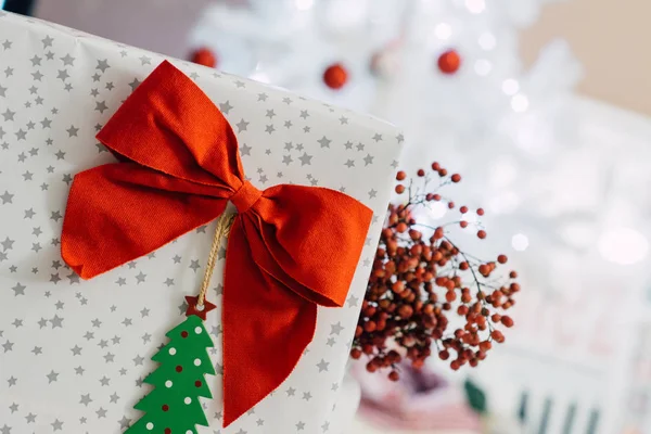 Presente Com Arco Vermelho Cartão Frente Árvore Natal Branca Decorado — Fotografia de Stock