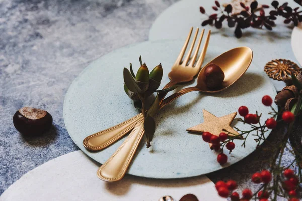 Christmas Table Setting Golden Cutlery Nandinas Grunge Table Holiday Dinne — Stock Photo, Image