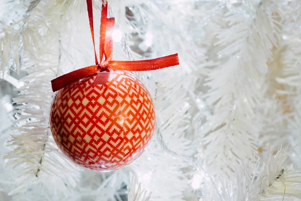 Boho Christbaumkugeln Hängen Weißen Weihnachtsbaum — Stockfoto