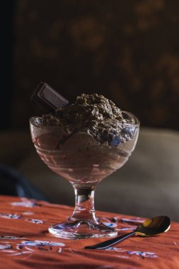 Cam bardakta portakal çiçeği tableclot çikolata mousse