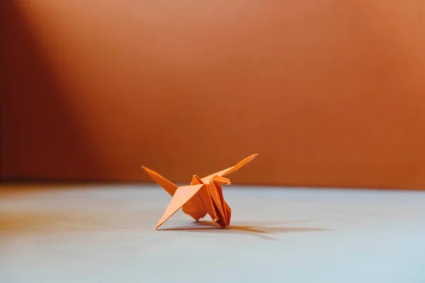 Pájaro Origami Naranja Pájaro Hecho Papel Origami Enfoque Suave Cojín — Foto de Stock