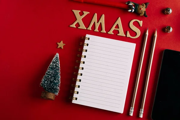 Lista Compras Navidad Teléfono Móvil Planificación Vacaciones Fondo Rojo Cuaderno — Foto de Stock