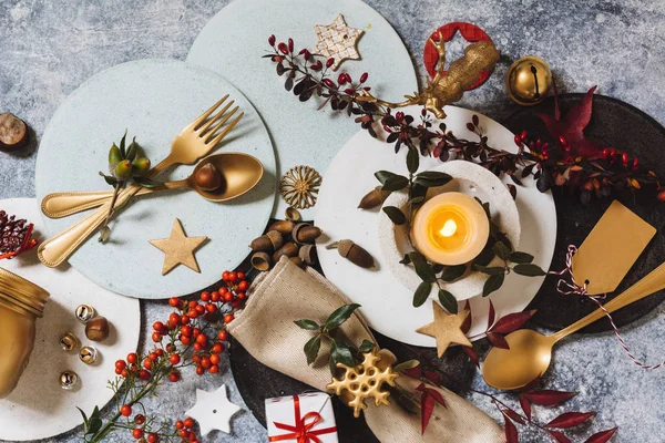 Ajuste Mesa Vacaciones Divertida Mesa Navidad Con Adornos Bayas Naturales — Foto de Stock