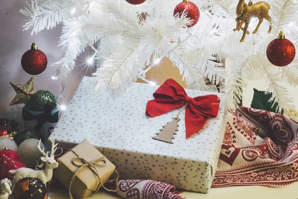 Dárek Červeným Úklonem Vedle Bílého Vánočního Stromku Výstřelu Ornamentů Dekorativních — Stock fotografie