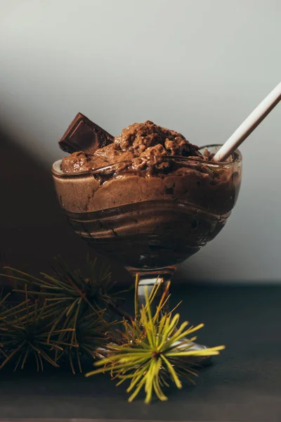 节日甜点 巧克力慕斯在水晶玻璃和松树枝 — 图库照片