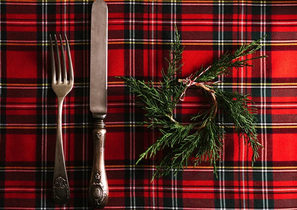 Vintage Bestek Met Kleine Pine Krans Rood Geruite Doek Feestelijke — Stockfoto