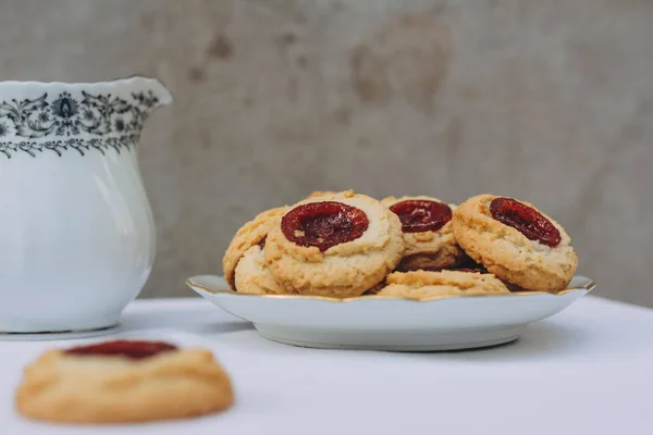 Cookies Empreinte Pouce Remplis Confiture Fraises Sur Table Temps Thé — Photo