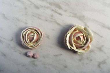 meringues, gül gibi şeklinde. Sevgililer günü için romantik iştah açıcı meringues.