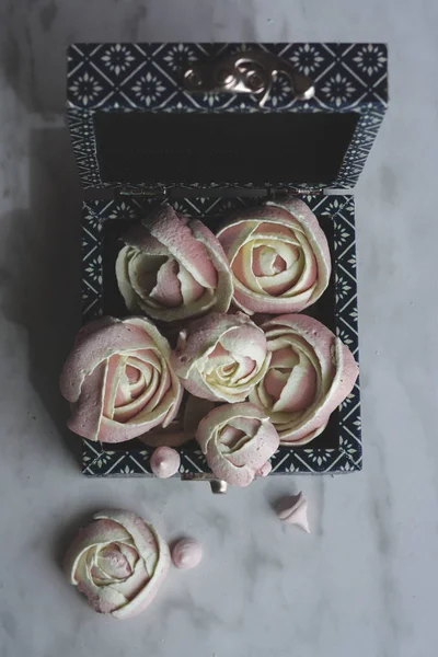 Merengues Rosados Suaves Con Forma Rosas Una Caja Azul Merengues — Foto de Stock