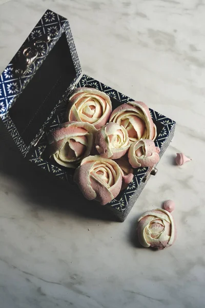 Meringues Merah Muda Lembut Berbentuk Seperti Mawar Dalam Kotak Biru — Stok Foto