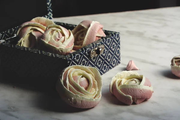 Merengues Rosados Suaves Con Forma Rosas Una Caja Azul Merengues —  Fotos de Stock