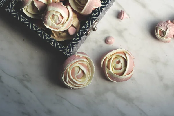 Meringhe Rosa Tenui Forma Rose Una Scatola Blu Romantiche Meringhe — Foto Stock