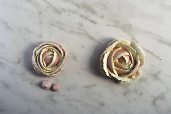 Merengues Forma Rosas Merengues Apetitosos Românticos Para Dia Dos Namorados — Fotografia de Stock