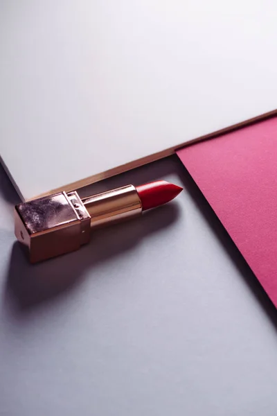 Rouge Lèvres Sur Fond Géométrique Coloré Moderne Cosmétiques Produits Beauté — Photo