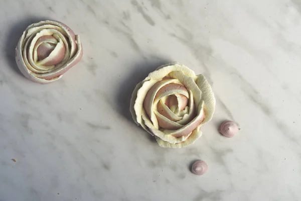 Merengues Forma Rosas Merengues Apetitosos Românticos Para Dia Dos Namorados — Fotografia de Stock