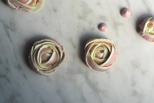 Schuimgebak Gevormd Als Rozen Romantische Smakelijk Schuimgebak Voor Valentijnsdag — Stockfoto