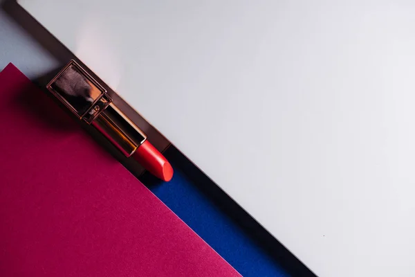 Rouge Lèvres Sur Fond Géométrique Coloré Moderne Cosmétiques Produits Beauté — Photo