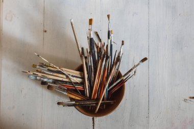 Sanatçının fırça koleksiyonu. Sanat kültür soyut kavram. Sanat donanımları, renkli boyama araçları
