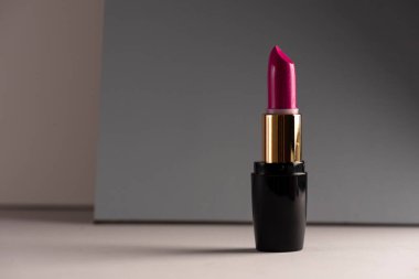 Modern arka plan pembe ruj. Ürün ve contemporanean kavramı makyaj