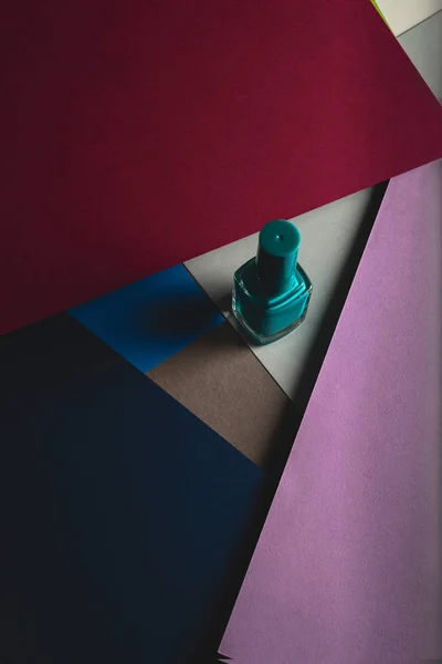 幾何学的なパターンの背景にマニキュア液ボトル 現代化粧品コンセプト — ストック写真