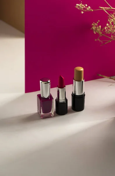 Lápiz Labial Barra Ocultación Esmaltes Uñas Sobre Fondo Rosa Moderno — Foto de Stock