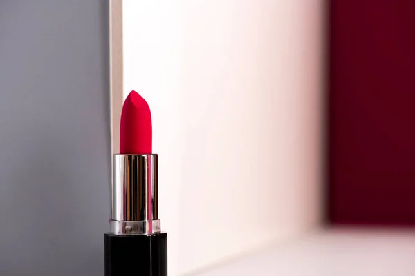 现代背景的粉红口红 化妆品和美容产品 — 图库照片
