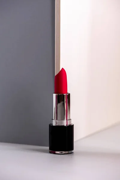 モダンな背景 化粧品および美容製品にピンクの口紅 — ストック写真