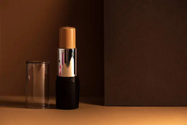 Palo Corrector Sobre Fondos Geométricos Tonos Marrones Concepto Producto Maquillaje — Foto de Stock