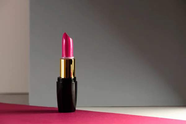 Lápiz Labial Rosa Sobre Fondo Moderno Producto Composición Del Concepto —  Fotos de Stock