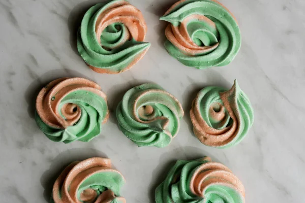 Pelangi meringue ciuman, persik lembut dan warna mint pada marmer ba — Stok Foto