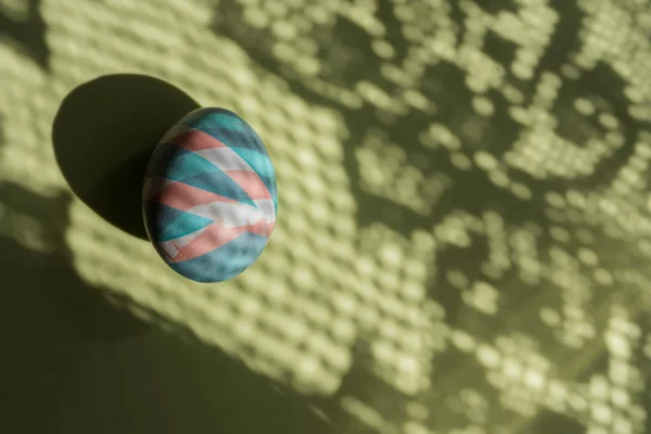Pascua colorido huevo pintado con tintes naturales en las sombras y col — Foto de Stock