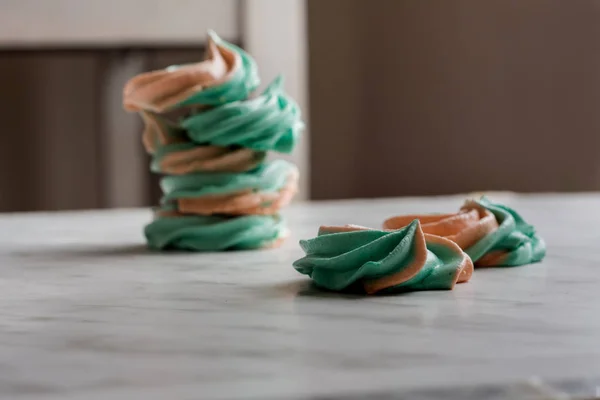 Staplade rainbow maräng kyssar, mjuk persika och mint färger på m — Stockfoto