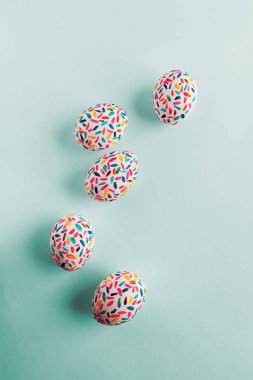 Komik çok renkli Paskalya el fırçalarla, sof boyalı yumurta