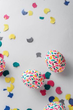 El boyalı ve colorf sıçrama komik çok renkli Paskalya yumurta