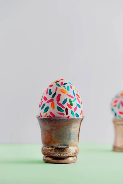 Komik çok renkli Paskalya el fırçalarla, sof boyalı yumurta — Stok fotoğraf