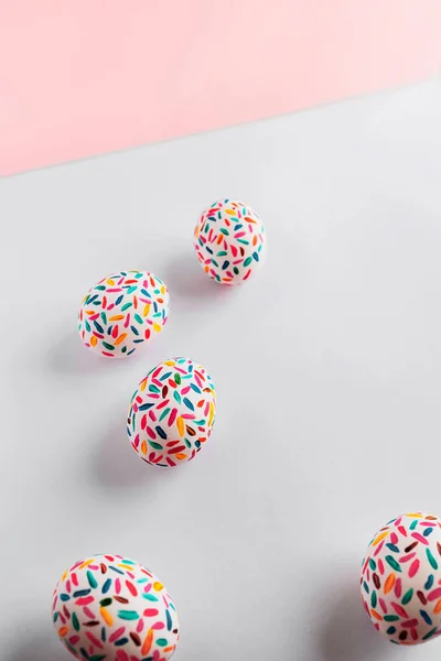 Komik çok renkli Paskalya el fırçalarla, sof boyalı yumurta — Stok fotoğraf