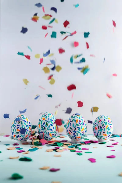 Divertidos huevos de Pascua multicolores pintados a mano y salpicadura de colorf —  Fotos de Stock