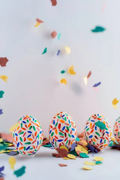 Divertidos huevos de Pascua multicolores pintados a mano y salpicadura de colorf —  Fotos de Stock