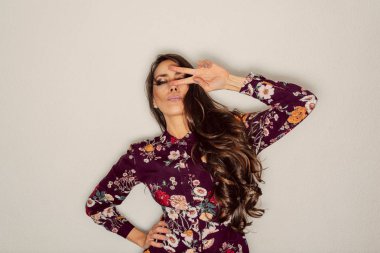 güzel kadın barış işareti üzerinde göz serin hareketi ile gösterilen