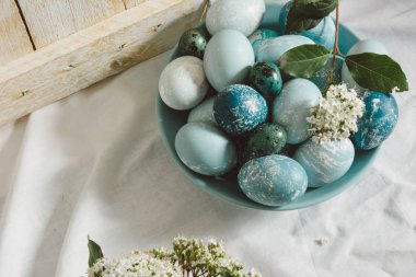 Mavi Paskalya yumurtaları masanın üzerinde. Çay saati