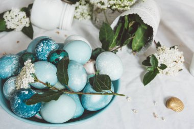 Mavi Paskalya yumurtaları masanın üzerinde. Çay saati