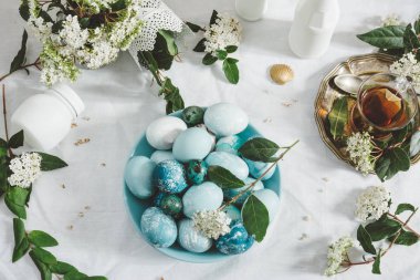 Doğal olarak boyalı Paskalya mavi yumurta ve çay bardağı