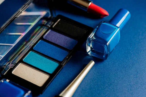 Conjunto azul de lápices labiales y esmaltes de uñas y delineadores de ojos — Foto de Stock