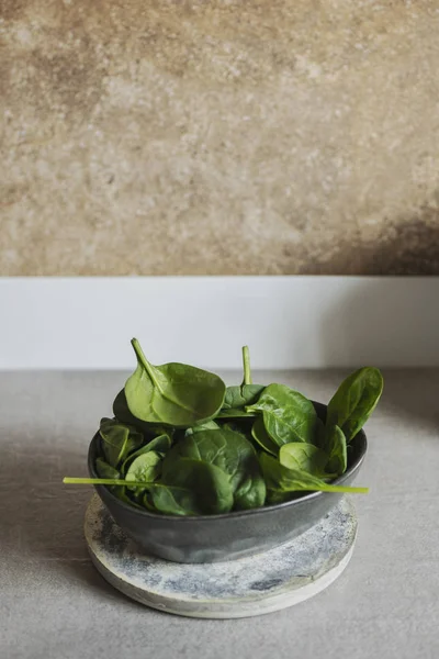 厨房上的现代陶器碗上的新鲜菠菜 — 图库照片